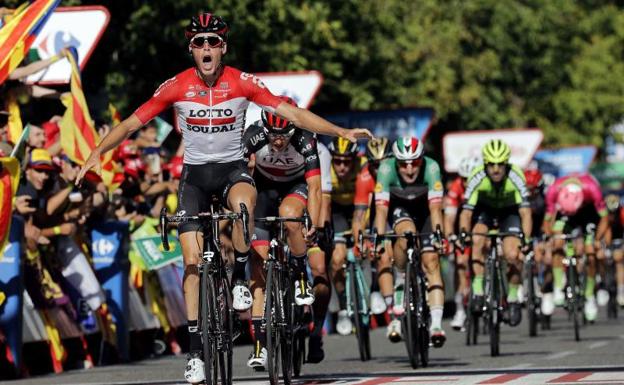 El ciclista belga Jelle Wallays levanta los brazos al entrar primero en la meta.