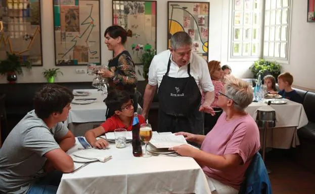 Galdos conversa con una familia; a su espalda, Patricia, una de sus dos hijas (la otra es Estitxu), encargada hoy de la gestión diaria del restaurante pizzeria. 