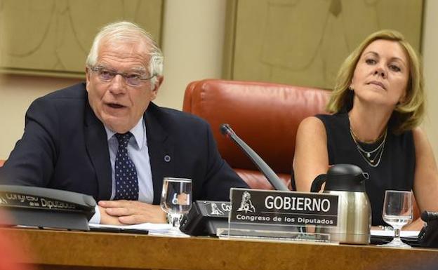 El ministro de Asuntos Exteriores, Josep Borrell (i), junto a la presidenta de la Comisión de Asuntos Exteriores, María Dolores de Cospedal. 