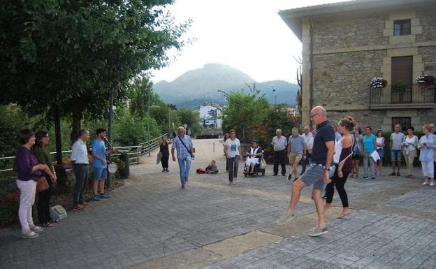 Baile de honor a Orobiogoitia en el solar de la antigua escuela. 