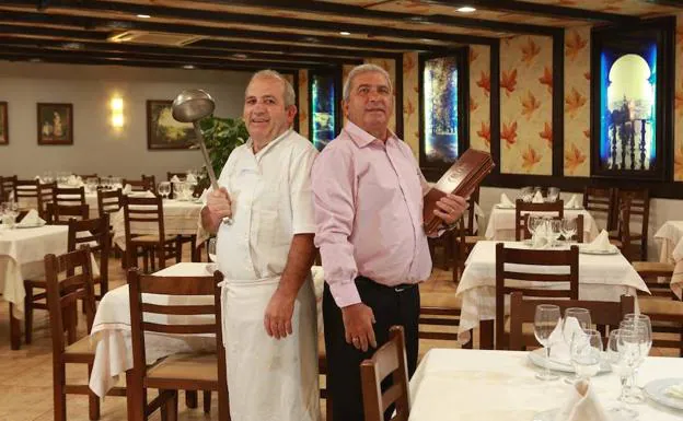 Los hermanos Fernando y Antonio Merino Núñez posan en su comedor.