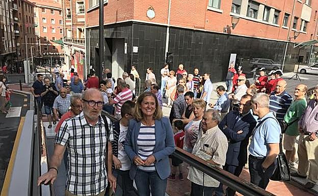 La alcaldesa, Amaia del Campo, inauguró los nuevos accesos rodeada de vecinos. 