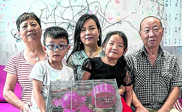 'Lucía', en la imagen, con sus mellizos y sus suegros, regenta un centro de estética y masajes en Bilbao.