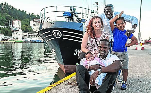 Birama Ndong llegó en cayuco a La Gomera, está casado con una ondarresa y trabaja en la lonja de pescado.