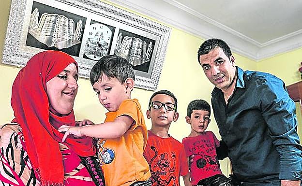 Khalid Himmi aterrizó hace 14 años. Empezó recogiendo mandarinas y ahora es educador de menores en Laukiz. 