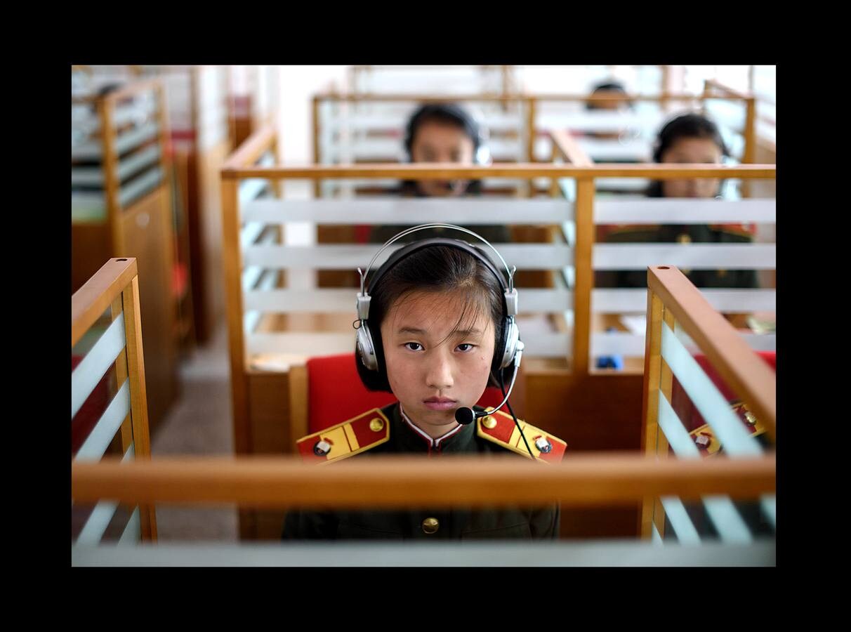 No muchas escuelas tienen aulas equipadas con tanques o simuladores de aviones de caza. La Escuela Revolucionaria Mangyongdae de Corea del Norte no es una institución ordinaria. Fue creada por el fundador del país, Kim Il Sung, para educar a los huérfanos de la guerra contra el gobierno colonial japonés y se ha convertido en un centro que une a la élite gobernante. Unos 1.000 niños con las cabezas rapadas, vestidos de uniforme militar con una línea roja en los pantalones que simboliza su devoción a la causa, ocupan sus clases. Son los escogidos, hijos e hijas de los patriotas que lucharon por el partido, el gobierno y el país; una élite cerrada y hereditaria.