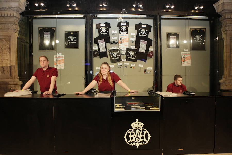 Un concierto para fans llegados de mil lugares cierra la gira de cumpleaños del músico vasco