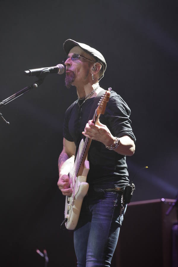 Un concierto para fans llegados de mil lugares cierra la gira de cumpleaños del músico vasco