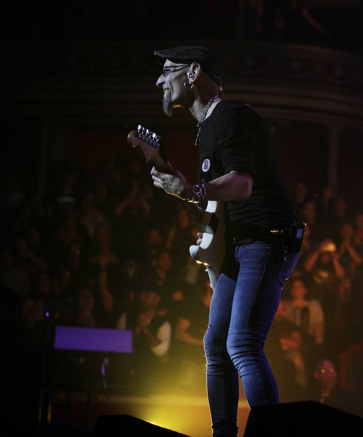 Un concierto para fans llegados de mil lugares cierra la gira de cumpleaños del músico vasco