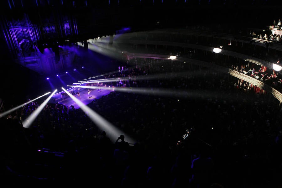Un concierto para fans llegados de mil lugares cierra la gira de cumpleaños del músico vasco