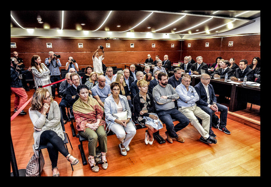 El fiscal y los defensas consiguen dos semanas para abordar una «compleja» negociación que busca reducir las penas de los principales acusados a cambio de que asuman algunos de los delitos