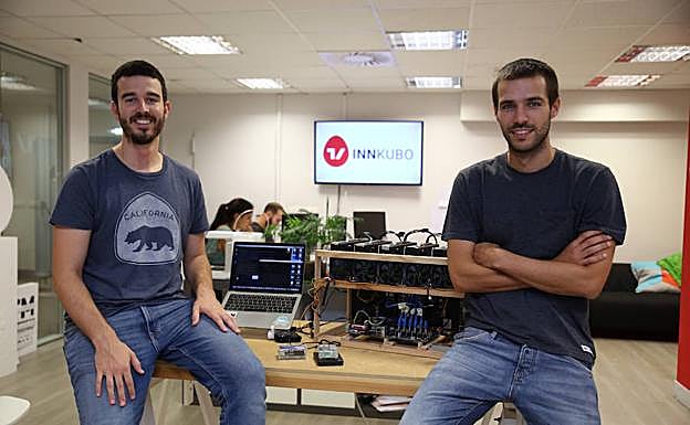 Jon Arregi y Josu Oleaga posan junto a uno de los equipos de minado de Innkubo Blockchain Technologies.