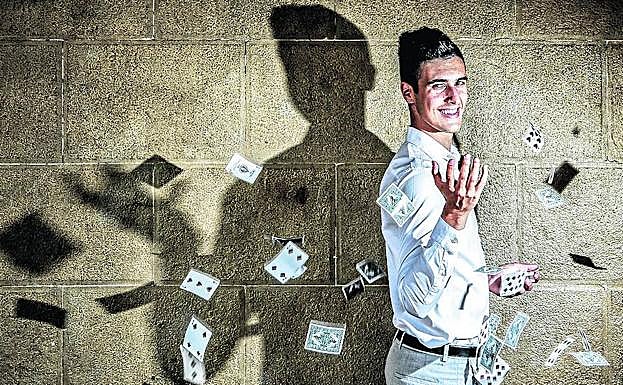  De padre aficionado a la magia, D'Albéniz es uno de los vitorianos más internacionales. A su corta edad (19 años) tiene claro que «se puede vivir» del ilusionismo con mucho trabajo.