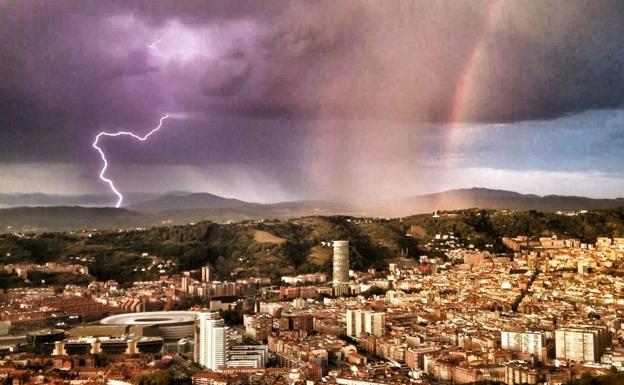 Espectacular panorámica de Bilbao durante la tormenta de ayer tarde..