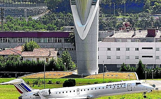 Un avión de Air France despega del aeropuerto de Bilbao. 