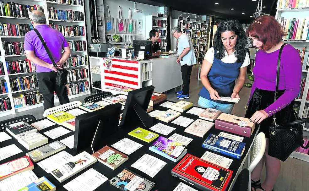 La propietaria de la librería, Natalia Pérez, enseñando uno de los libros censurados.