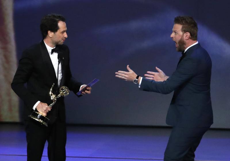 Matthew Rhys recoigió el Emmy a mejor actor dramático por su papel en la serie 'The Americans' de manos del presentador Bobby Berk. 