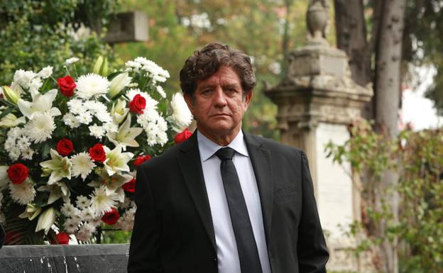 Pedro Casablanc, durante el rodaje en el cementerio de Santa Isabel.