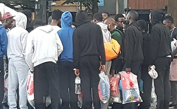 Migrantes a su paso por Bilbao.