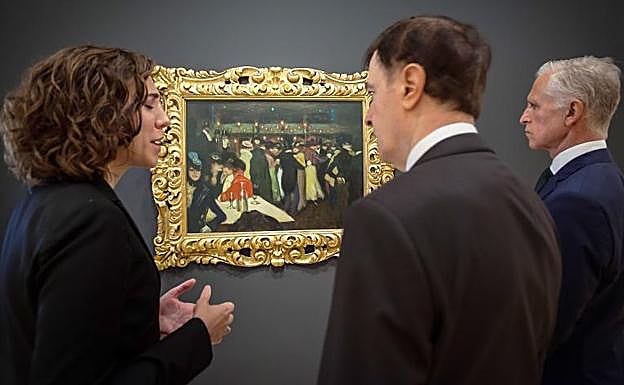 Megan Fontanella, comisaria del Museo Guggenheim de Nueva York, observa, acompañada del representante de la fundación BBVA, Rafael Pardo, y el director del Guggenheim de Bilbao, Juan Ignacio Vidarte, el cuadro de Picasso 'Le Moulin de la Galette'.