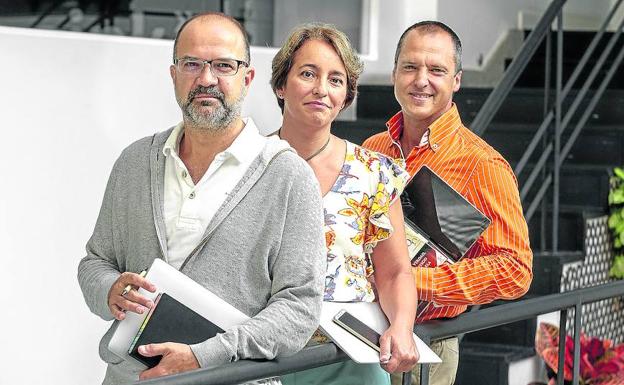 Los cofundadores de la firma, Enrique Zorrilla y Fernando San Martín, junto a Verónica Respaldiza, directora de operaciones.