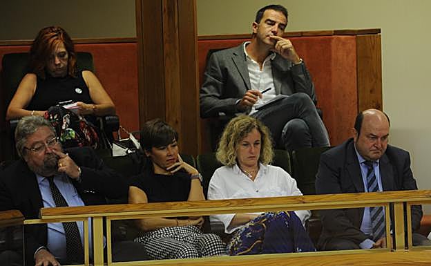 El Ararteko, Manuel Lezertua; las socialistas Begoña Gil y Cristina González; el presidente del PNV, Andoni Ortuzar; y el exparlamentario de UPyD Gorka Maneiro, entre otros, en la tribuna de invitados. 