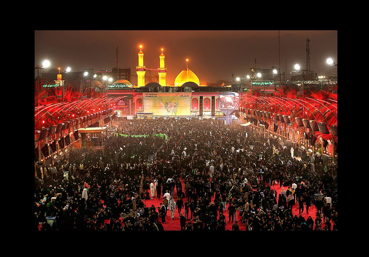 La Ashura es una festividad religiosa que se celebra el décimo día del mes de Muharram, el primero del calendario islámico, por todos los musulmanes. El profeta Mahoma solía ayunar en La Meca durante la Ashura, donde se convirtió en una tradición. Para los chiítas es también una conmemoración del martirio de Al-Hussein nieto del profeta, que murió en la batalla de Karbala en el año 680 DC. Algunos miembros de esta comunidad se flagelan con cadenas, cuchillas y los extremos romos de espadas con la intención de ejemplificar su sufrimiento y consideran su muerte como un símbolo de la lucha de la humanidad contra la injusticia, la tiranía y la opresión. Los musulmanes sunitas celebran el día mediante el ayuno voluntario. 