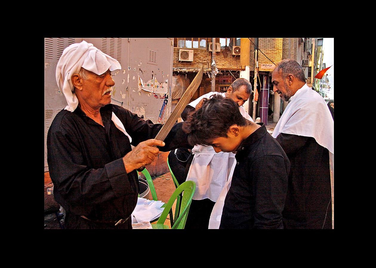 La Ashura es una festividad religiosa que se celebra el décimo día del mes de Muharram, el primero del calendario islámico, por todos los musulmanes. El profeta Mahoma solía ayunar en La Meca durante la Ashura, donde se convirtió en una tradición. Para los chiítas es también una conmemoración del martirio de Al-Hussein nieto del profeta, que murió en la batalla de Karbala en el año 680 DC. Algunos miembros de esta comunidad se flagelan con cadenas, cuchillas y los extremos romos de espadas con la intención de ejemplificar su sufrimiento y consideran su muerte como un símbolo de la lucha de la humanidad contra la injusticia, la tiranía y la opresión. Los musulmanes sunitas celebran el día mediante el ayuno voluntario. 