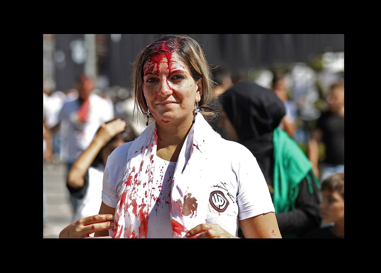 La Ashura es una festividad religiosa que se celebra el décimo día del mes de Muharram, el primero del calendario islámico, por todos los musulmanes. El profeta Mahoma solía ayunar en La Meca durante la Ashura, donde se convirtió en una tradición. Para los chiítas es también una conmemoración del martirio de Al-Hussein nieto del profeta, que murió en la batalla de Karbala en el año 680 DC. Algunos miembros de esta comunidad se flagelan con cadenas, cuchillas y los extremos romos de espadas con la intención de ejemplificar su sufrimiento y consideran su muerte como un símbolo de la lucha de la humanidad contra la injusticia, la tiranía y la opresión. Los musulmanes sunitas celebran el día mediante el ayuno voluntario. 