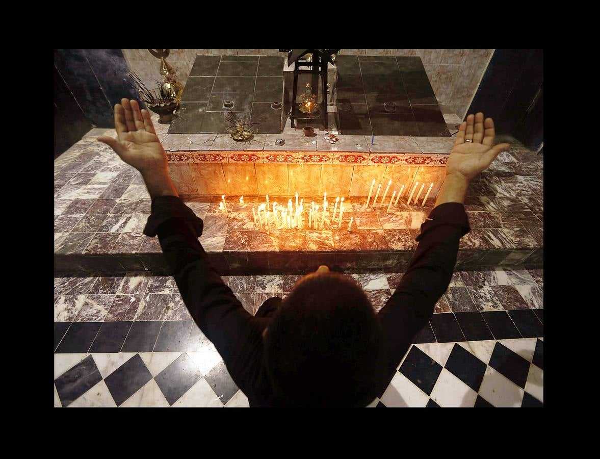 La Ashura es una festividad religiosa que se celebra el décimo día del mes de Muharram, el primero del calendario islámico, por todos los musulmanes. El profeta Mahoma solía ayunar en La Meca durante la Ashura, donde se convirtió en una tradición. Para los chiítas es también una conmemoración del martirio de Al-Hussein nieto del profeta, que murió en la batalla de Karbala en el año 680 DC. Algunos miembros de esta comunidad se flagelan con cadenas, cuchillas y los extremos romos de espadas con la intención de ejemplificar su sufrimiento y consideran su muerte como un símbolo de la lucha de la humanidad contra la injusticia, la tiranía y la opresión. Los musulmanes sunitas celebran el día mediante el ayuno voluntario. 