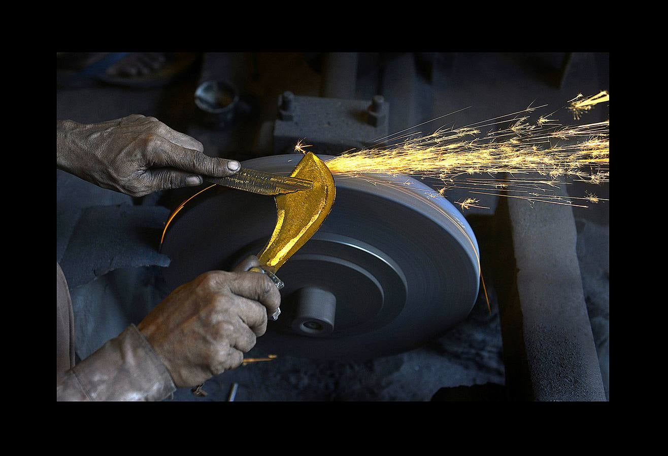 La Ashura es una festividad religiosa que se celebra el décimo día del mes de Muharram, el primero del calendario islámico, por todos los musulmanes. El profeta Mahoma solía ayunar en La Meca durante la Ashura, donde se convirtió en una tradición. Para los chiítas es también una conmemoración del martirio de Al-Hussein nieto del profeta, que murió en la batalla de Karbala en el año 680 DC. Algunos miembros de esta comunidad se flagelan con cadenas, cuchillas y los extremos romos de espadas con la intención de ejemplificar su sufrimiento y consideran su muerte como un símbolo de la lucha de la humanidad contra la injusticia, la tiranía y la opresión. Los musulmanes sunitas celebran el día mediante el ayuno voluntario. 