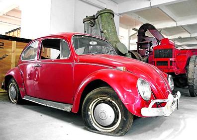 Imagen secundaria 1 - 1- 'Escarabajo' y un tractor customizado como vehículo de guerra. 2- Parte de la Maqueta del convertidor Bessemer realizada por los alumnos de la Escuela de Maestría de Altos Hornos de Vizcaya.