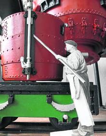 Imagen secundaria 2 - 1- 'Escarabajo' y un tractor customizado como vehículo de guerra. 2- Parte de la Maqueta del convertidor Bessemer realizada por los alumnos de la Escuela de Maestría de Altos Hornos de Vizcaya.