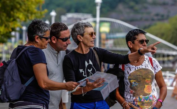 Un grupo de turistas en Bilbao.