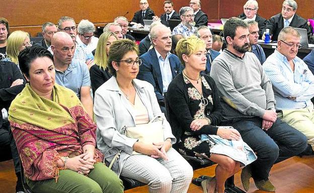 Los principales acusados del 'caso De Miguel' y sus parejas, en la primera fila durante la sesión del pasado lunes. 