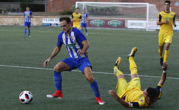 Ekain, que reaparecía ante el Izarra, avanza con el balón. 