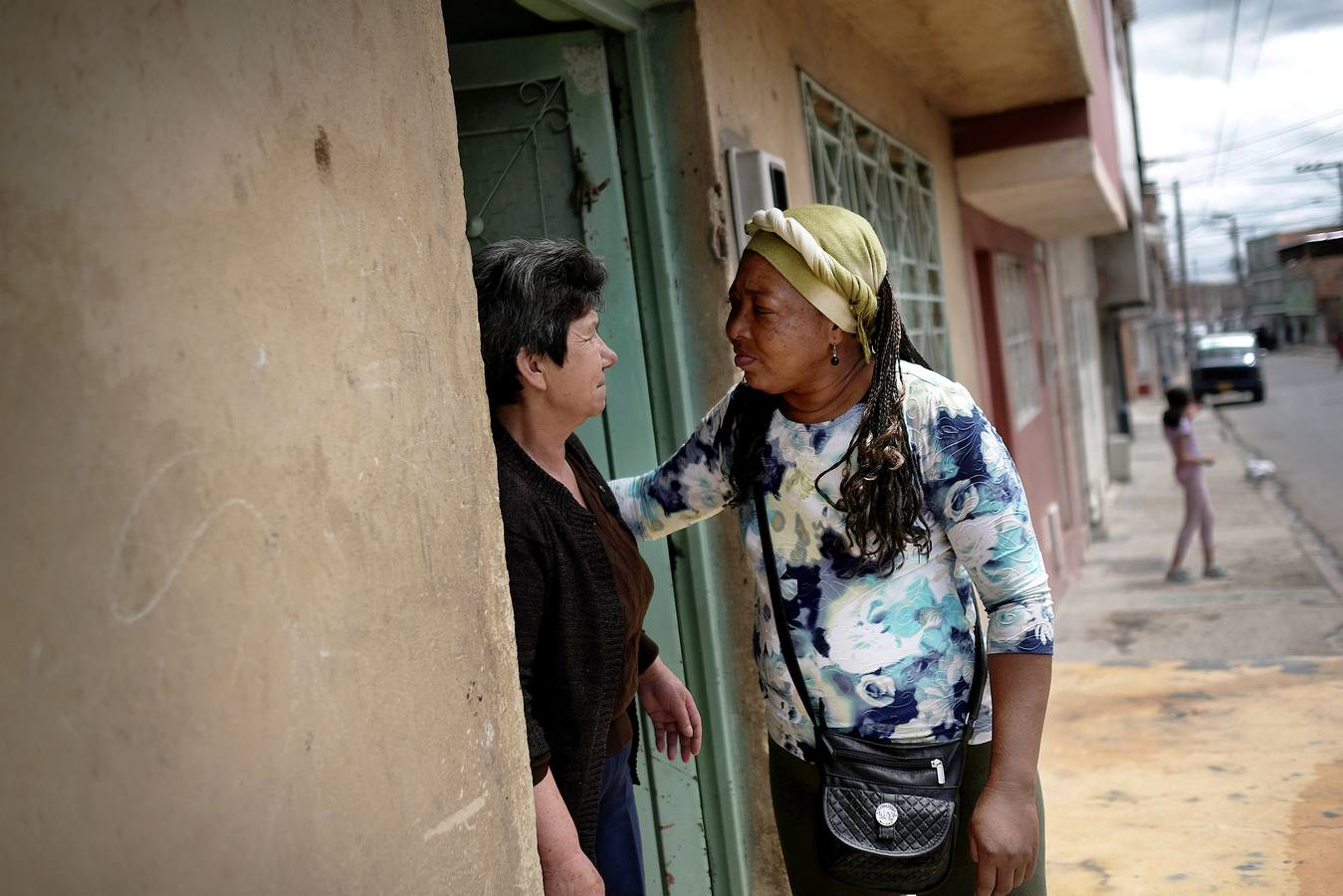 Lina fue violada por docenas de paramilitares en la región de Montes de María, en Colombia, durante la guerra civil. Ahora está decidida a hablar. Lo hará ante el llamado Tribunal de la Verdad, después de 22 años, porque al igual que otras muchas mujeres, se vio obligada a guardar silencio durante la contienda pues los combatientes controlaban a las autoridades locales. «Tuve que ponerme una máscara para ocultar el dolor que sentía, por mi hijo.» Este año Lina ha participado en una reunión secreta con antiguos combatientes, incluido uno de los hombres que abusaron de ella, en la que pidieron perdón. Ella quiso que no se revelaran sus nombres ni la ubicación. «Tenemos que perdonar porque no podemos vivir con este enojo dentro...»