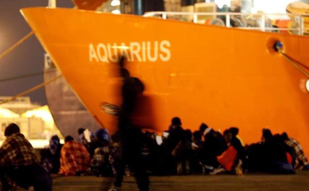El 'Aquarius' rescata a 47 migrantes a punto de hundirse en el Mediterráneo