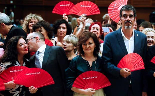 La vicepresidenta del Gobierno, Carmen Calvo, y otras autoridades políticas, en el acto de firma de la Carta por la Paridad y la Igualdad en el cine. 