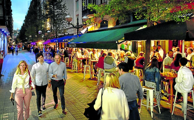 La calle Ledesma es uno de los emblemas de la hostelería bilbaína, capitalizada por bares y restaurantes.