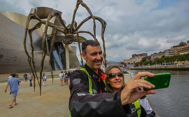 Turistas se toman una foto en el Guggenheim el pasado mes de agosto. 