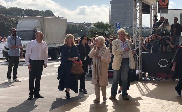 José Luis Rebordinos recibe a Judi Dench a las puertas del Maria Cristina