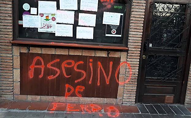 Así lucía ayer el local que regenta el dueño del animal. 