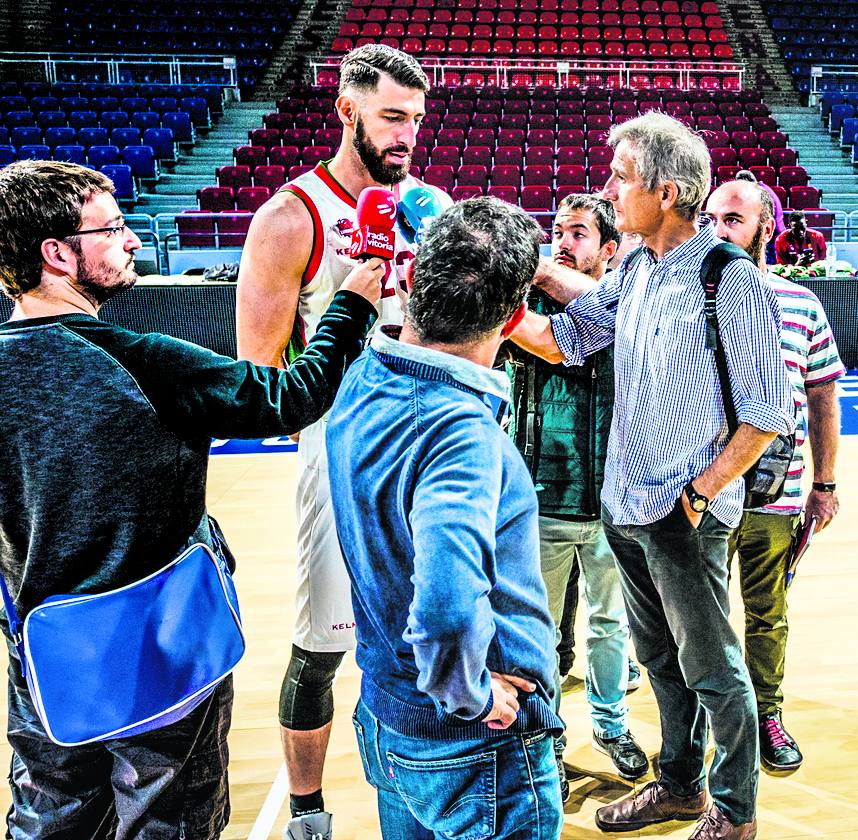 Imagen secundaria 1 - Matt Janning y Luca Vildoza rara vez pierden la sonrisa. Tornike Shengelia ejerció de capitán recibiendo a los medios. Jayson Granger fue uno de los animadores de una maratoniana sesión de fotos.