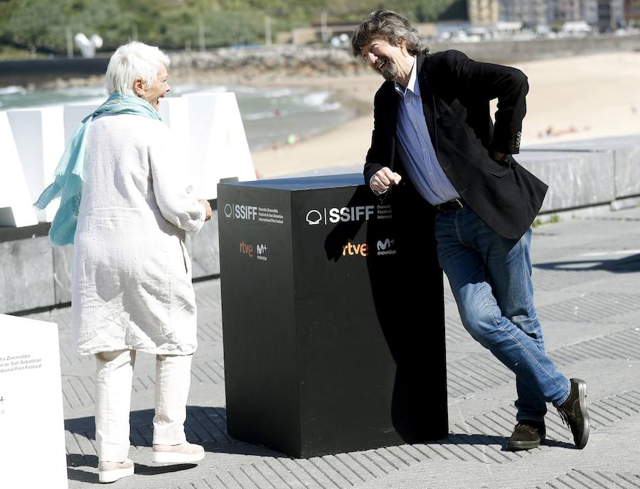 Judi Dench ha recibido este martes el máximo galardón del Festival de Cine de San Sebastián, el Premio Donostia, durante una emotiva gala celebrada en el Kursaal. 