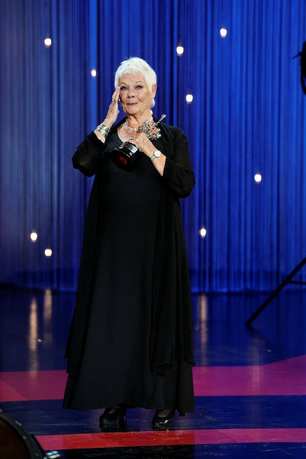 Judi Dench ha recibido este martes el máximo galardón del Festival de Cine de San Sebastián, el Premio Donostia, durante una emotiva gala celebrada en el Kursaal. 