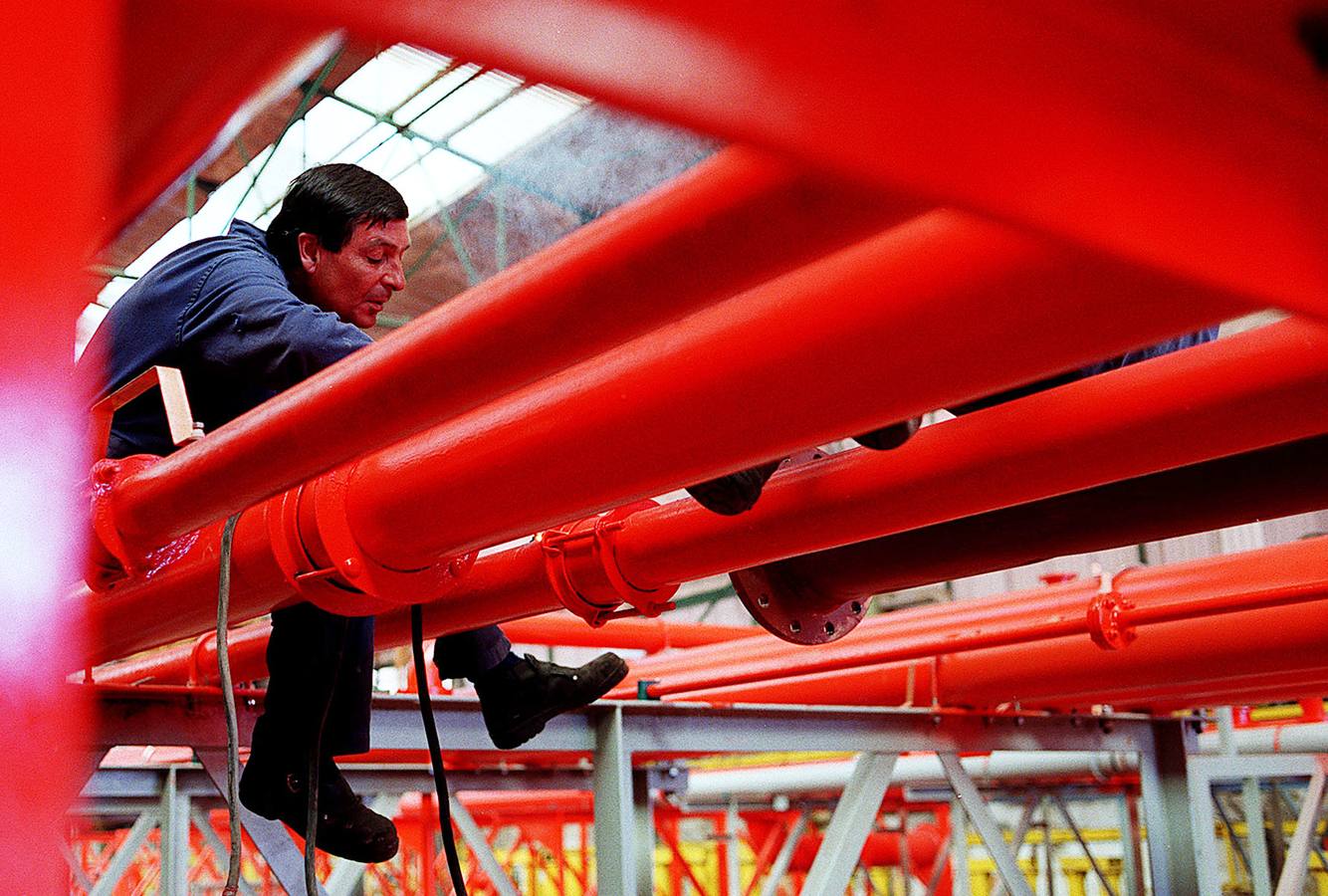 Un trabajador en el astillero en 1997.