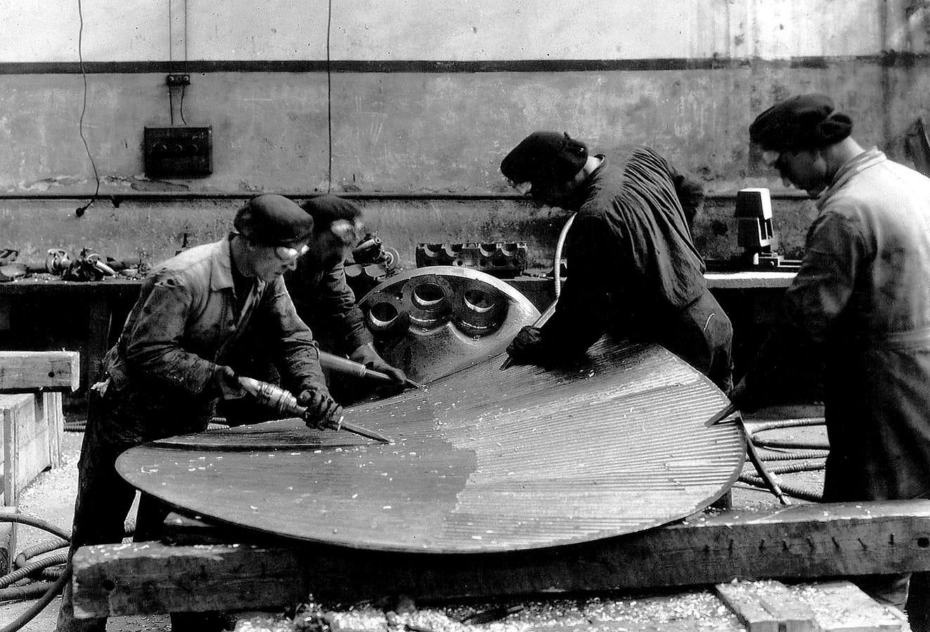 Varios trabajadores en la fabricación de una hélice en 1920.