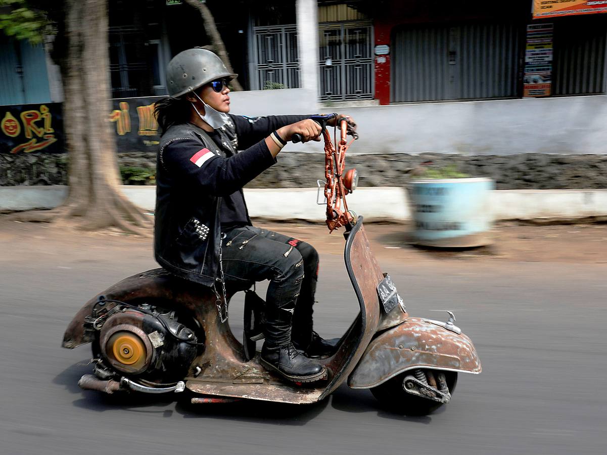 Cientos de indonesios de todas las edades se reúnen cada año en Kediri, al este de Java, para disfrutar de un festival que celebra su pasión por la Vespa, el icónico scooter italiano. Para participar en las competiciones, cada vehículo, personalizado de acuerdo a los gustos y posibilidades de sus propietarios, debe cumplir el requisito de equipar un motor Vespa. A algunos su afición por lo extremo les lleva a convertir las máquinas en locos cacharros estilo Mad Max, cargados con toda suerte de artilugios fantásticos. Como la mayor parte no tienen licencia, viajan por la noche para evitar a la policía de tráfico. Los problemas mecánicos son habituales y no es extraño encontrar máquinas destartaladas en el camino. 