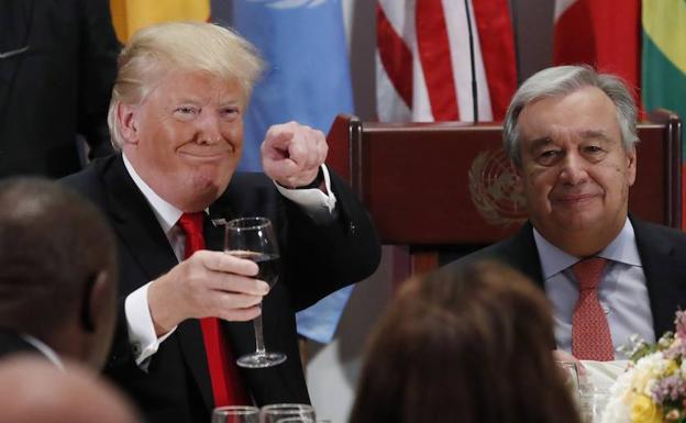 El presidente estadounidense Donald Trump (izda) y el secretario general de la ONU, António Guterres, durante el almuerzo de su delegación . 